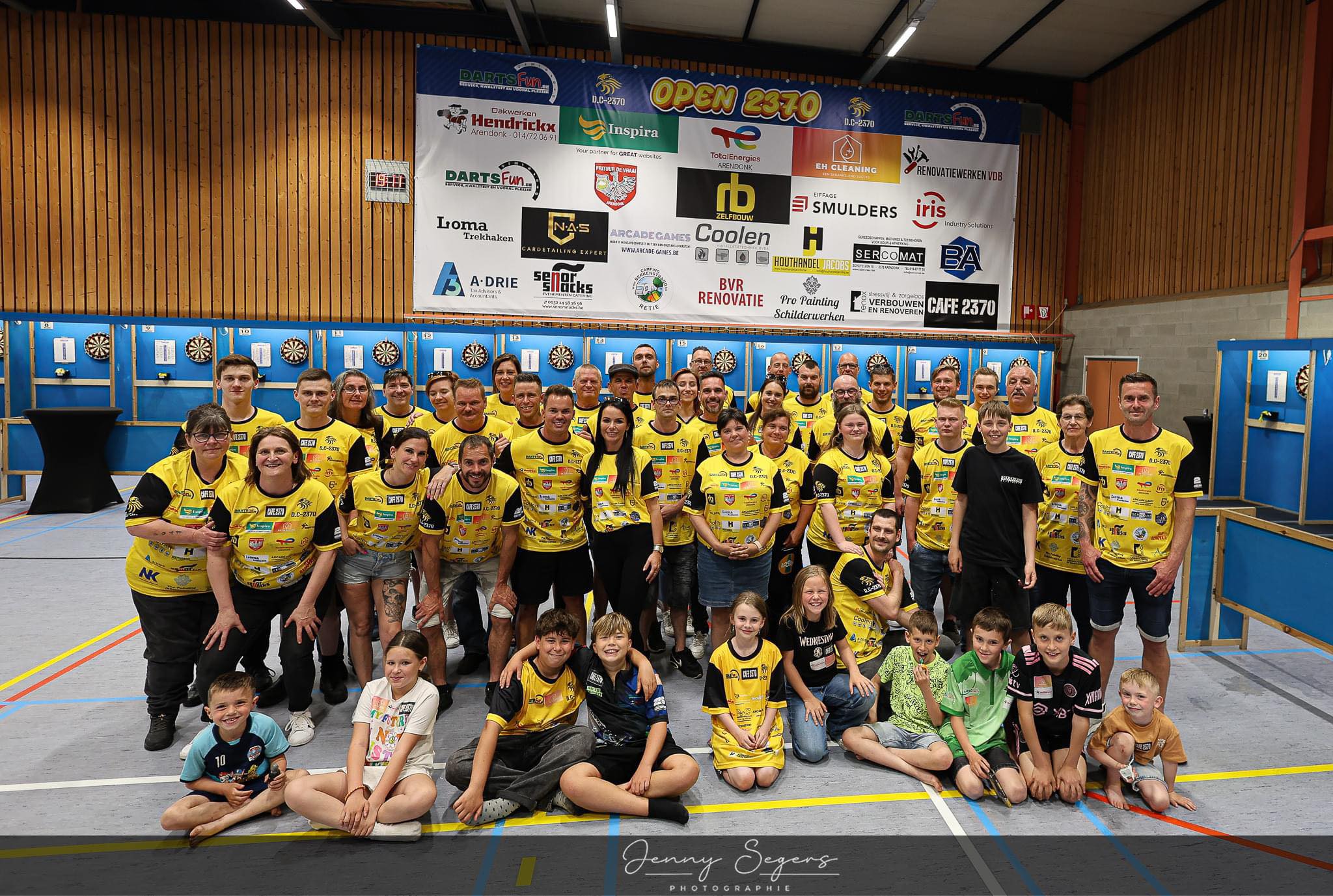 Groepsfoto van D.C-2370 in de clubkleuren tijdens Open 2370
